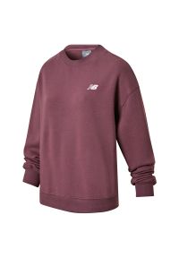 Bluza New Balance WT51949FDP - bordowa. Okazja: na co dzień. Kolor: czerwony. Materiał: prążkowany, bawełna, poliester. Styl: sportowy, klasyczny, casual