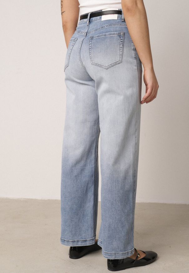 Born2be - Niebieskie Szerokie Jeansy z Bawełną i Wysokim Stanem z Efektem Gradientu Canine. Okazja: na co dzień. Stan: podwyższony. Kolor: niebieski. Wzór: gradientowy. Styl: casual, elegancki