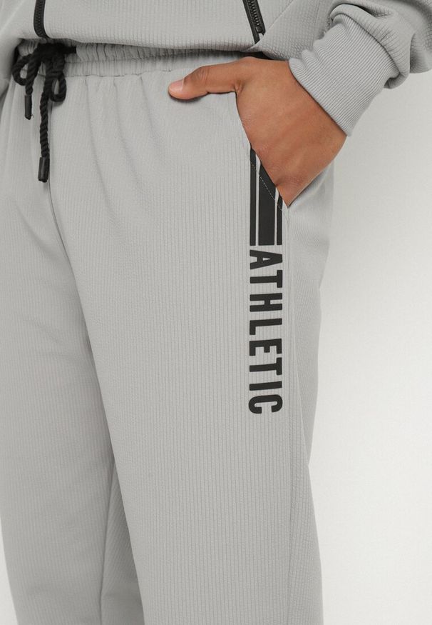 Born2be - Szare Spodnie Dresowe Typu Jogger z Kieszeniami Zdobione Nadrukami Mepessa. Okazja: na co dzień. Kolor: szary. Materiał: dresówka. Wzór: nadruk, aplikacja. Styl: casual