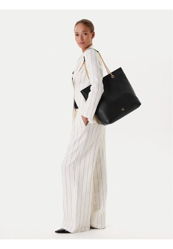 Calvin Klein Torebka Minimal Monogram Chain Tote LV04F3204G Czarny. Kolor: czarny. Materiał: skórzane