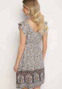 Born2be - Czarna Wiskozowa Sukienka o Rozkloszowanym Kroju z Wiązanym Paskiem Sepona. Okazja: na co dzień. Typ kołnierza: dekolt w kształcie V. Kolor: czarny. Materiał: wiskoza. Wzór: aplikacja. Styl: elegancki, casual #5