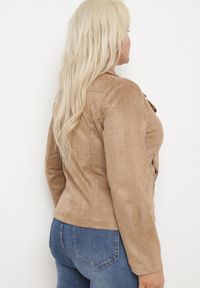 Born2be - Ciemnobeżowa Kurtka Ramoneska z Imitacji Zamszu z Asymetrycznym Suwakiem Maisen. Kolekcja: plus size. Kolor: beżowy. Materiał: zamsz #6