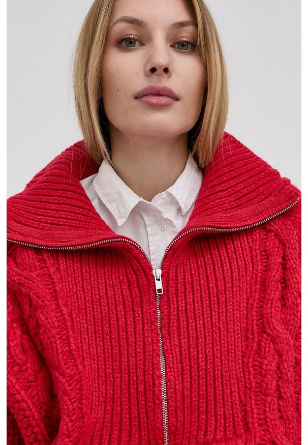 For Love & Lemons Sweter damski kolor czerwony ciepły z golfem. Typ kołnierza: golf. Kolor: czerwony. Materiał: dzianina. Długość rękawa: raglanowy rękaw. Długość: krótkie