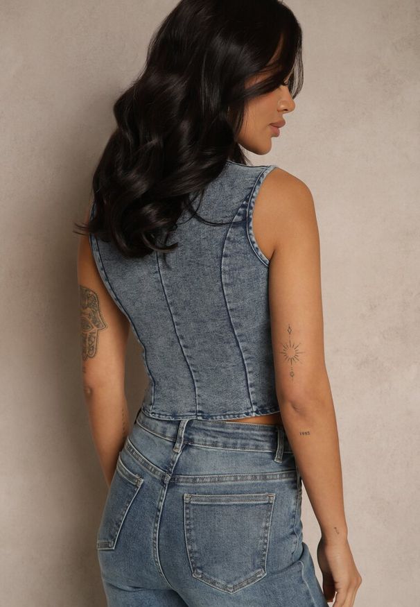 Renee - Niebieska Kamizelka Jeansowa z Bawełną Ozdobiona Imitacją Kieszeni Mailirisa. Kolor: niebieski. Materiał: bawełna, jeans. Wzór: aplikacja. Sezon: lato