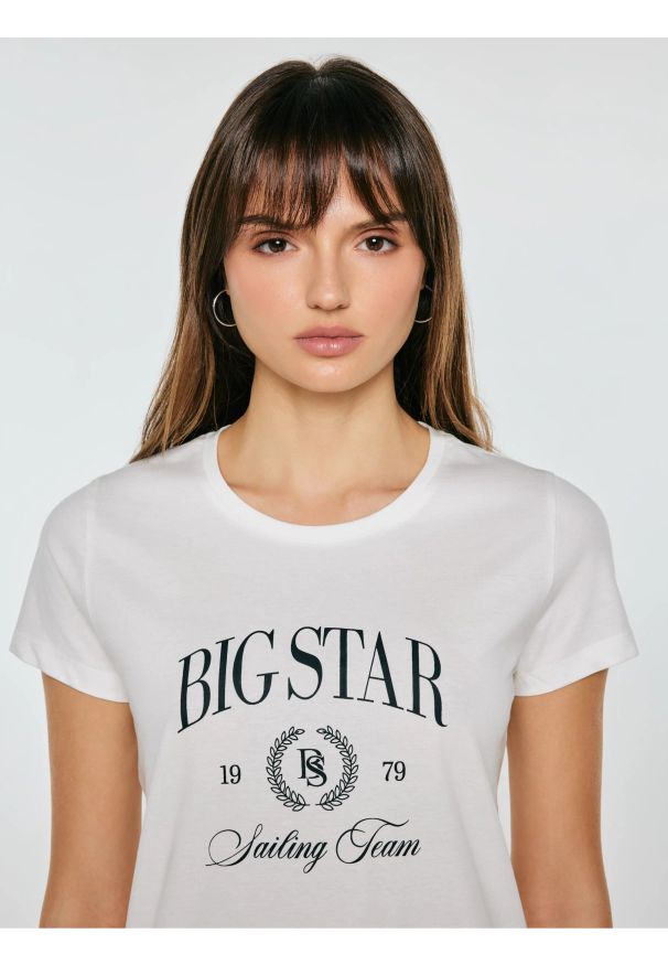 Big-Star - Koszulka damska z kontrastowym nadrukiem biała Ratta 100. Okazja: na co dzień. Kolor: biały. Materiał: materiał, jeans, dzianina. Wzór: nadruk. Styl: elegancki, casual