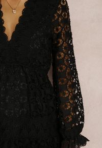 Renee - Czarna Sukienka Dephiolea. Kolor: czarny. Materiał: materiał, koronka. Długość rękawa: długi rękaw. Wzór: ażurowy. Styl: wizytowy. Długość: mini #4
