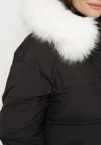 Born2be - Czarna Kurtka Pikowana z Odpinanym Futerkiem Nomizia. Okazja: na co dzień, na spacer. Kolor: czarny. Materiał: futro. Sezon: zima. Styl: casual, elegancki #4