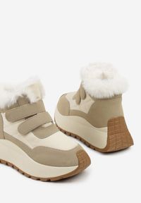 Renee - Beżowe Sneakersy Śniegowce Vices z Futerkiem na Platformie Zapinane na Rzep Nelosena. Okazja: na spacer. Zapięcie: rzepy. Kolor: beżowy. Materiał: futro. Szerokość cholewki: normalna. Sezon: zima. Obcas: na platformie. Sport: turystyka piesza #7