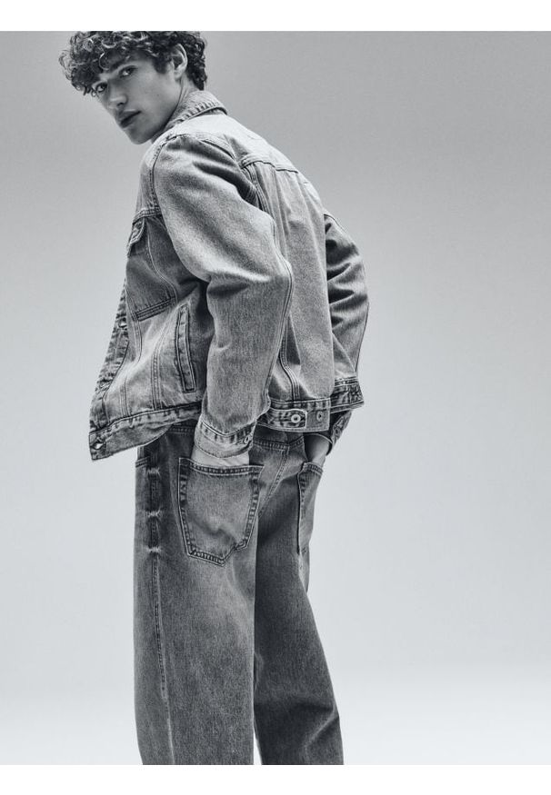 Reserved - Jeansy baggy z efektem sprania - niebieski. Kolor: niebieski