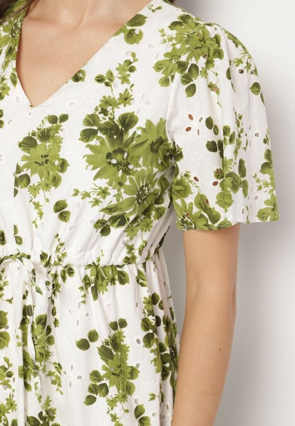 Born2be - Zielona Sukienka z Bawełny Ażurowa w Kwiaty z Rozkloszowanym Dołem Florbia. Okazja: na co dzień. Kolor: zielony. Materiał: bawełna. Długość rękawa: krótki rękaw. Wzór: ażurowy, kwiaty. Sezon: wiosna. Typ sukienki: rozkloszowane. Styl: casual, klasyczny