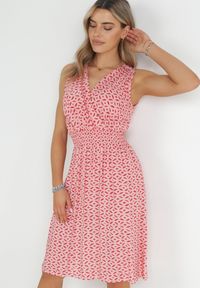 Born2be - Różowa Sukienka Midi z Wiskozy z Cienkimi Gumkami w Pasie i Kopertowym Dekoltem Manni. Typ kołnierza: dekolt kopertowy. Kolor: różowy. Materiał: wiskoza. Długość rękawa: bez rękawów. Wzór: kwiaty. Typ sukienki: kopertowe. Długość: midi #4