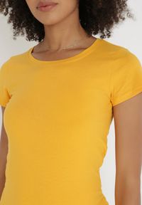 Born2be - Żółty T-shirt Gathanthei. Okazja: na co dzień, do domu. Kolor: żółty. Materiał: dresówka, bawełna, dzianina, jeans. Długość rękawa: krótki rękaw. Długość: krótkie. Wzór: gładki. Styl: sportowy, klasyczny, casual #3