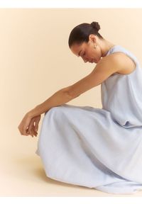 Reserved - Spódnica z lyocellem - jasnoniebieski. Kolor: niebieski. Materiał: tkanina. Wzór: gładki #1