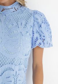 Born2be - Jasnoniebieska Sukienka Cilleis. Typ kołnierza: kołnierzyk stójkowy. Kolor: niebieski. Materiał: koronka. Wzór: ażurowy, aplikacja, koronka. Styl: elegancki. Długość: mini #5