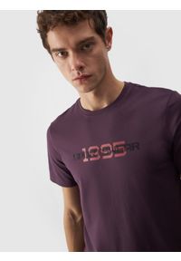 4f - T-shirt regular z nadrukiem męski - fioletowy. Kolor: fioletowy. Materiał: bawełna. Wzór: nadruk