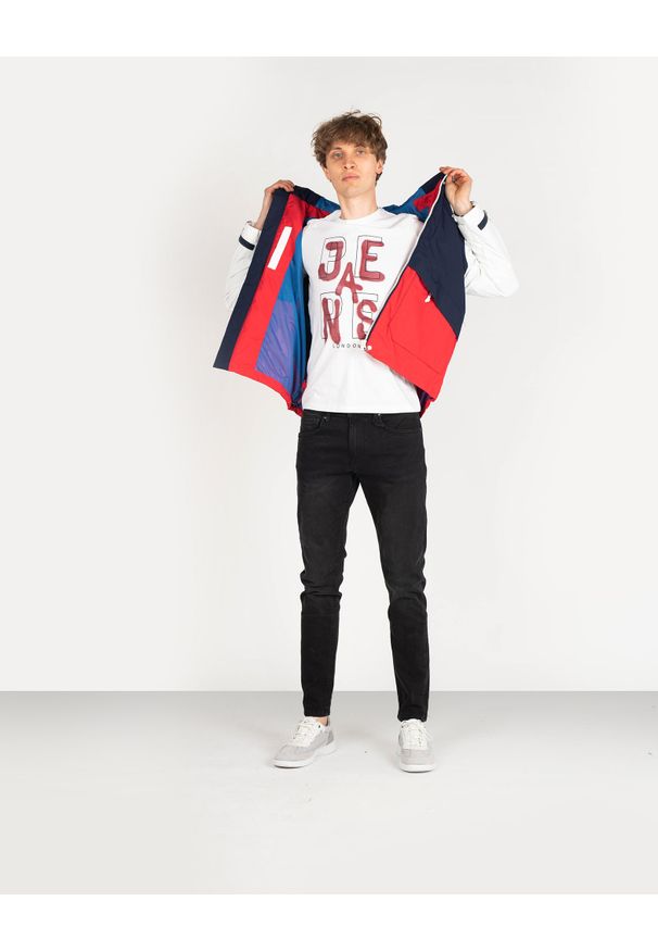 Pepe Jeans Kurtka "Anthony" | PM402400 | Anthony | Mężczyzna | Biały, Czerwony, Granatowy. Okazja: na co dzień. Typ kołnierza: kaptur. Kolor: niebieski, czerwony, biały, wielokolorowy. Materiał: nylon. Wzór: nadruk. Styl: casual