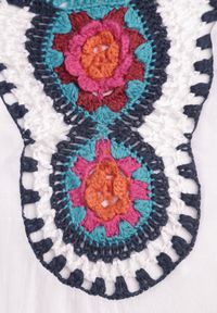 Renee - Biała Narzutka Bluzka ze Wstawkami z Ażurowej Tkaniny Vandasia. Kolor: biały. Materiał: tkanina. Wzór: ażurowy #5