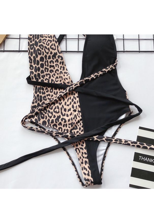 Intica - Jednoczęściowy strój kąpielowy z głębokim dekoltem Toyomi. Materiał: materiał