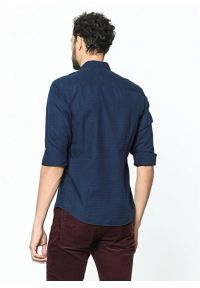 Wrangler - WRANGLER BUTTON-DOWN SHIRT MĘSKA KOSZULA MATERIAŁOWA DARK INDIGO W59245V1E. Typ kołnierza: button down. Materiał: materiał #2