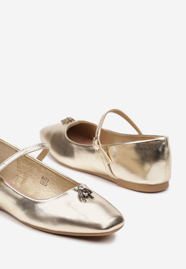 Born2be - Złote Płaskie Balerinki Ozdobione Paskiem i Aplikacją 3D Eviriel. Okazja: na imprezę. Nosek buta: okrągły. Zapięcie: pasek. Kolor: złoty. Materiał: len. Wzór: aplikacja. Sezon: lato