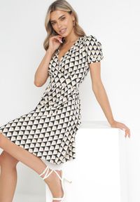 Born2be - Beżowa Kopertowa Sukienka Mini z Krótkim Rękawem i Głębokim Dekoltem Makepet. Okazja: na co dzień. Kolor: beżowy. Materiał: tkanina. Długość rękawa: krótki rękaw. Typ sukienki: kopertowe. Styl: casual. Długość: mini #4