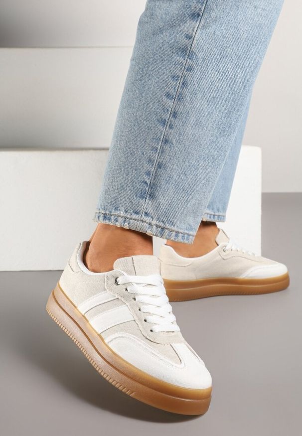 Renee - Biało-Beżowe Sneakersy Tenisówki Ozdobione Paskami Falaviela. Okazja: na co dzień. Zapięcie: pasek. Kolor: biały. Materiał: materiał, skóra, jeans. Wzór: aplikacja