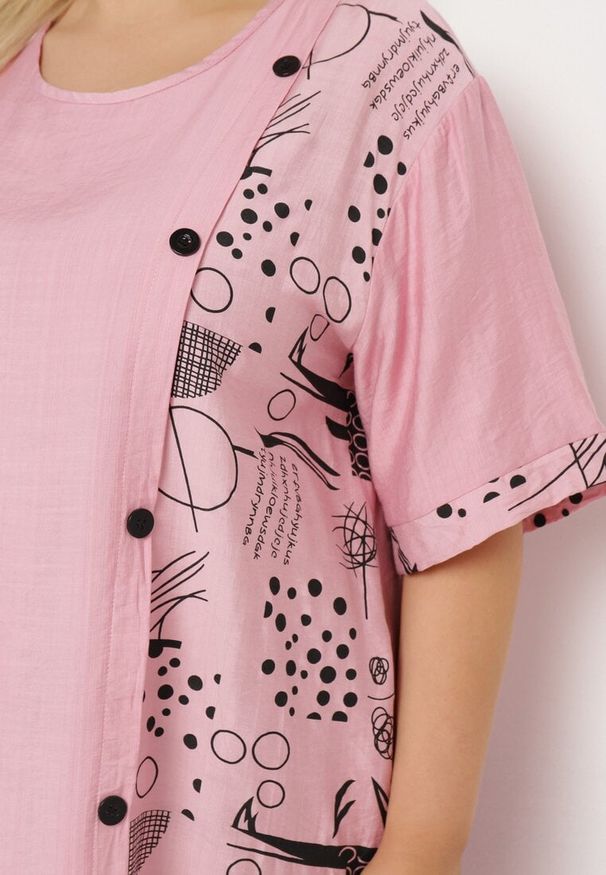 Born2be - Różowa Bawełniana Sukienka o Pudełkowym Kroju z Wsuwanymi Kieszeniami Ozdobiona Guzikami Walliana. Okazja: na co dzień. Kolekcja: plus size. Kolor: różowy. Wzór: aplikacja. Typ sukienki: dla puszystych. Materiał: bawełna. Długość rękawa: krótki rękaw. Sezon: lato. Styl: elegancki, casual