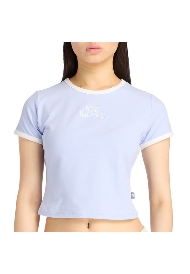 Koszulka damska New Balance WT61Y33QDYK - fioletowa. Kolor: fioletowy. Materiał: bawełna. Długość rękawa: krótki rękaw. Długość: krótkie. Wzór: napisy