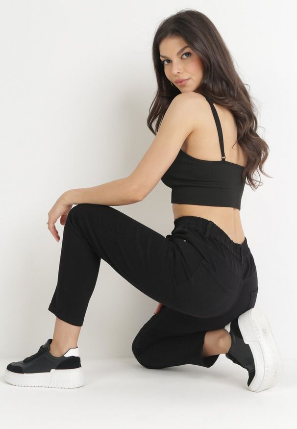Born2be - Czarne Jeansy Mom Fit z Gumką w Pasie Copelina. Okazja: na co dzień. Stan: podwyższony. Kolor: czarny. Wzór: aplikacja. Styl: klasyczny, elegancki, casual