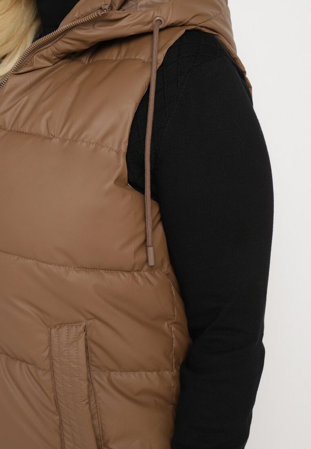 Born2be - Brązowa Pikowana Kamizelka z Kapturem na Suwak i Napy Timella. Okazja: na spacer, na co dzień. Typ kołnierza: kaptur. Kolekcja: plus size. Kolor: brązowy. Materiał: jeans. Wzór: aplikacja. Styl: klasyczny, elegancki, casual
