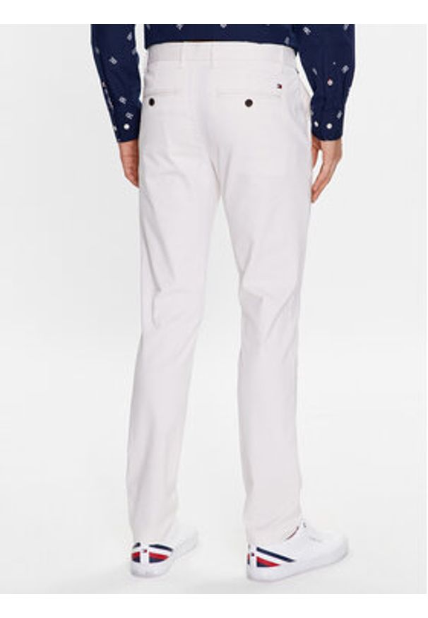 TOMMY HILFIGER - Tommy Hilfiger Chinosy Bleecker MW0MW26619 Biały Slim Fit. Kolor: biały. Materiał: bawełna