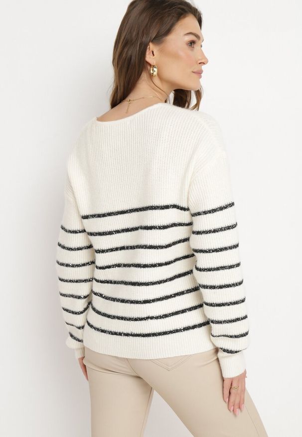 Born2be - Beżowo-Czarny Pasiasty Sweter z Dekoltem w Serek Zdobiony Cekinami Tegiop. Typ kołnierza: dekolt w serek. Kolor: beżowy. Wzór: aplikacja