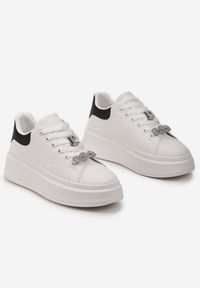 Born2be - Białe Sneakersy z Zawieszkami z Cyrkoniami Przy Sznurowaniu Anelisa. Kolor: biały. Wzór: aplikacja #4
