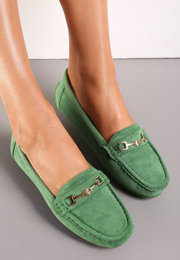 Born2be - Zielone Mokasyny z Imitacji Zamszu z Metalową Ozdobą Gelalline. Okazja: na spotkanie biznesowe. Kolor: zielony. Materiał: zamsz. Wzór: aplikacja. Obcas: na obcasie. Styl: elegancki, biznesowy. Wysokość obcasa: niski