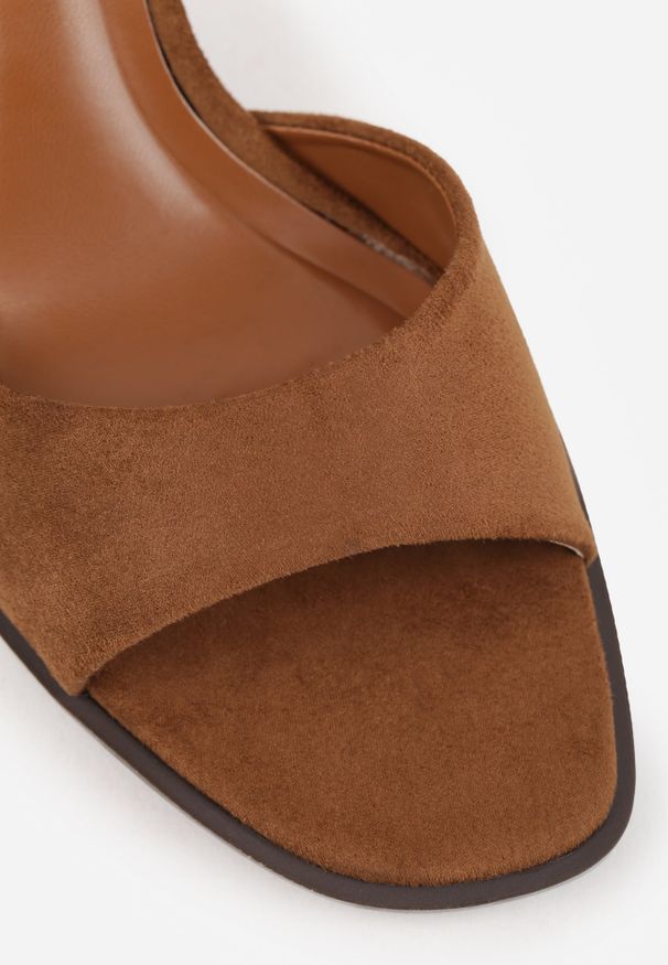 Renee - Jasnobrązowe Eleganckie Klapki VICES na Niskiej Szpilce z Imitacji Zamszu Hartar. Kolor: brązowy. Materiał: zamsz. Obcas: na obcasie. Styl: elegancki. Wysokość obcasa: średni