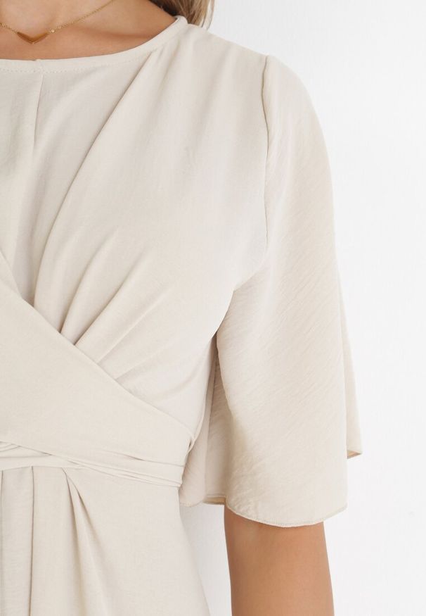 Born2be - Beżowa Sukienka Maxi z Ozdobnym Wiązaniem i Gumką w Talii Myrcella. Kolor: beżowy. Długość: maxi