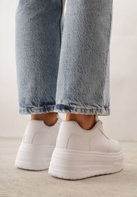 Renee - Białe Sneakersy VICES na Platformie z Tłoczeniem Rionessa. Okazja: na co dzień. Kolor: biały. Materiał: jeans. Obcas: na platformie #9