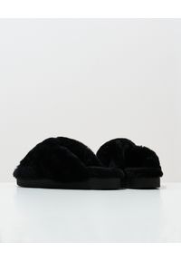 Inuikii - INUIKII - Czarne klapki z kożuchem. Kolor: czarny. Wzór: paski. Obcas: na płaskiej podeszwie #2
