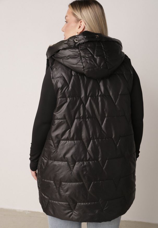 Born2be - Czarna Kamizelka z Nieodpinanym Kapturem i Geometrycznym Pikowaniem Kalousa. Okazja: na co dzień. Kolor: czarny. Materiał: jeans, dresówka. Długość rękawa: długi rękaw. Wzór: geometria. Styl: casual, klasyczny