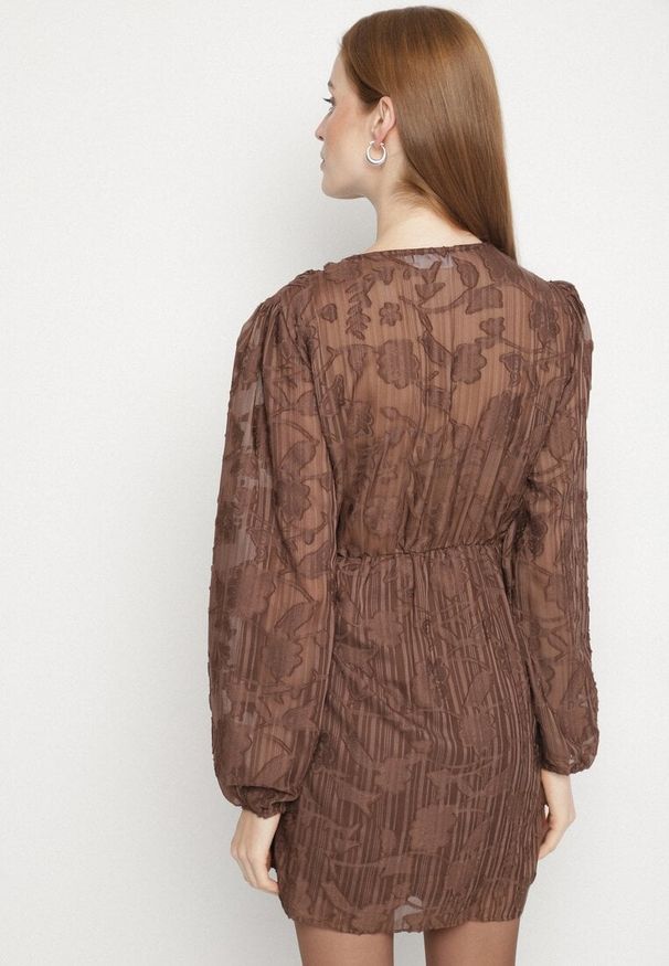 Born2be - Brązowa Kopertowa Sukienka w Tłoczone Kwiaty z Wiązaniem w Talii Esna. Kolor: brązowy. Materiał: poliester. Wzór: kwiaty. Typ sukienki: kopertowe. Styl: klasyczny