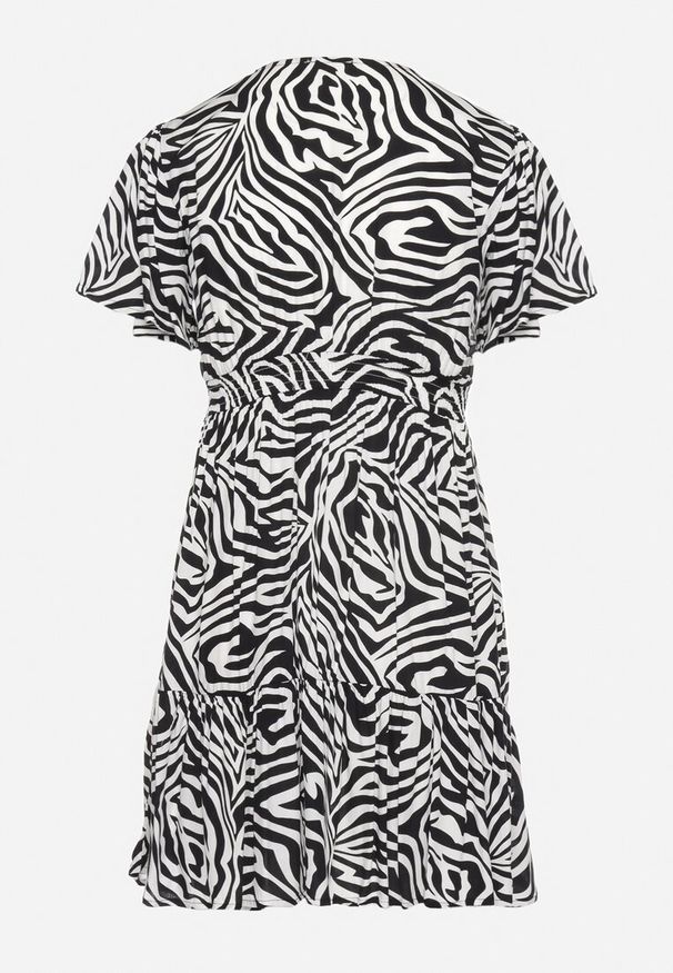 Born2be - Czarno-Biała Sukienka Mini z Wiskozy w Abstrakcyjne Paski Ethikala. Kolor: czarny. Materiał: wiskoza. Wzór: paski. Sezon: lato. Długość: mini