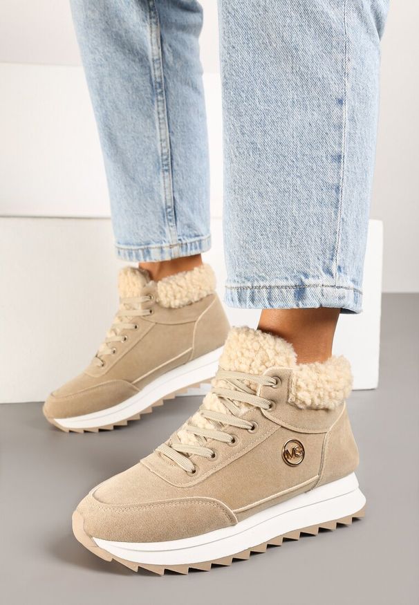 Renee - Ciemnobeżowe Sneakersy z Ekozamszu z Futrzaną Wyściółką Etaylla. Okazja: na co dzień. Kolor: beżowy. Materiał: futro. Sezon: zima, jesień. Obcas: na obcasie