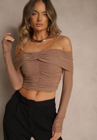 Renee - Ciemnobeżowa Drapowana Bluzka VICES z Odkrytymi Ramionami i Siateczkowymi Rękawami Atevite. Okazja: na co dzień. Kolor: beżowy. Materiał: jeans. Styl: casual