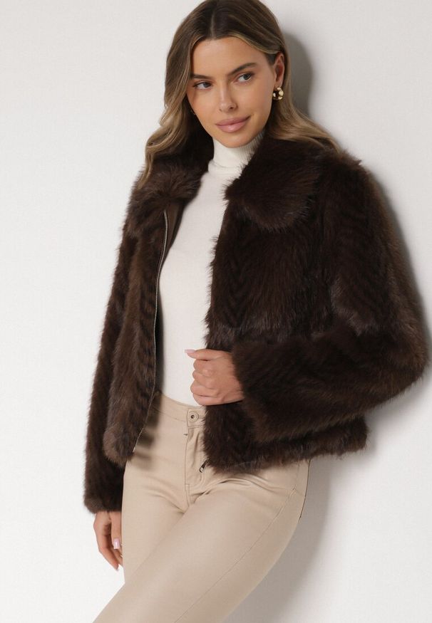 Born2be - Brązowa Kurtka Futerko o Prostym Kroju z Zapięciem na Suwak Tusiviela. Okazja: na co dzień. Typ kołnierza: golf. Kolor: brązowy. Materiał: futro. Styl: casual, elegancki