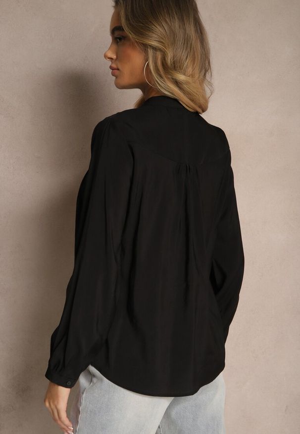 Renee - Czarna Koszula Ozdobiona Haftowanym Wzorem Erinalis. Okazja: do pracy, na co dzień, na spotkanie biznesowe. Kolor: czarny. Materiał: jeans. Wzór: aplikacja, haft. Styl: elegancki, biznesowy, casual