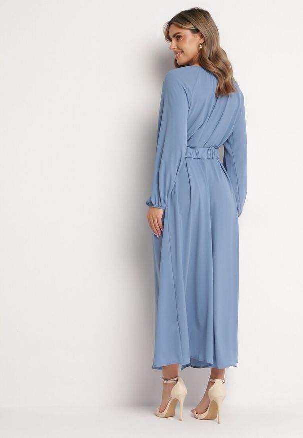 Born2be - Niebieska Luźna Sukienka Maxi z Guzikami i Paskiem z Ozdobną Klamrą Liriti. Kolor: niebieski. Wzór: aplikacja. Długość: maxi