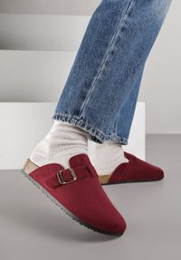Renee - Bordowe Klapki Ozdobione Klamrą na Pasku Zelevelis. Okazja: na co dzień. Kolor: czerwony. Materiał: jeans. Wzór: aplikacja. Obcas: na obcasie. Styl: elegancki, casual. Wysokość obcasa: niski