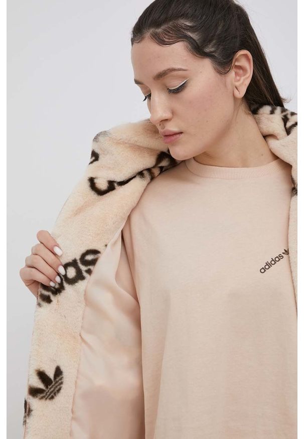 adidas Originals kurtka damska kolor beżowy przejściowa. Okazja: na co dzień. Kolor: beżowy. Materiał: materiał, włókno. Styl: casual