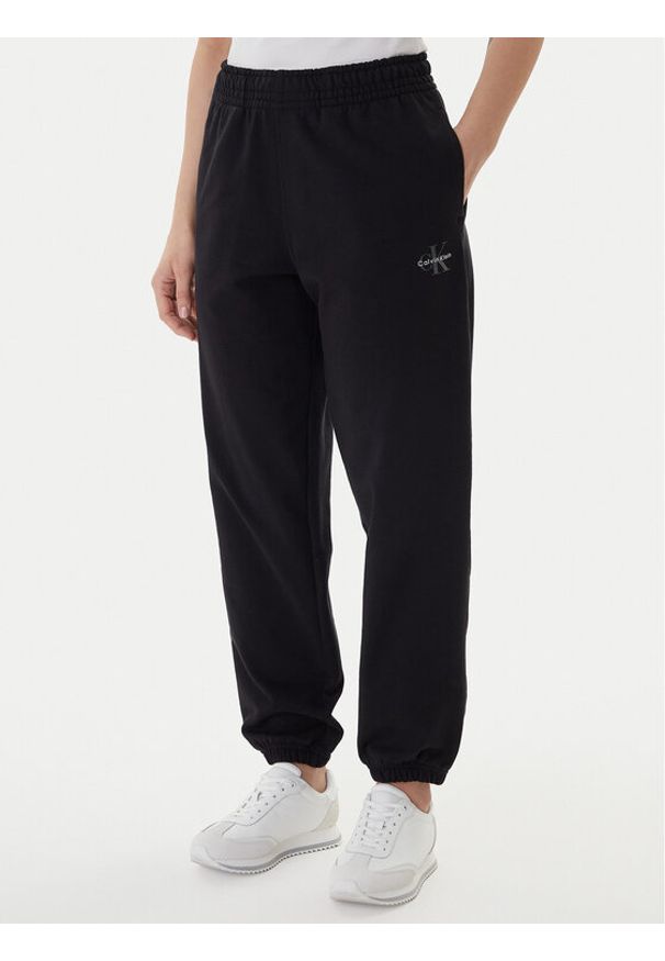 Calvin Klein Jeans Spodnie dresowe Foil Monologo LV047E826G Czarny Regular Fit. Kolor: czarny. Materiał: bawełna