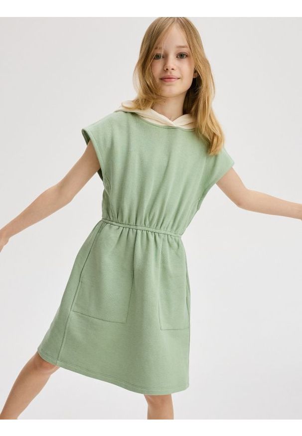 Reserved - Dzianinowa sukienka z kapturem - zielony. Typ kołnierza: kaptur. Kolor: zielony. Materiał: dzianina